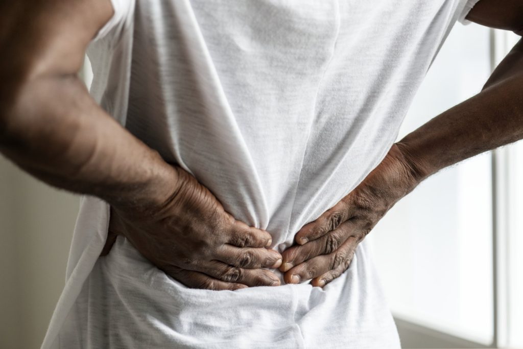 Spondiloartrite assiale: non è solo mal di schiena, attenzione a uveite, malattie intestinali e psoriasi
