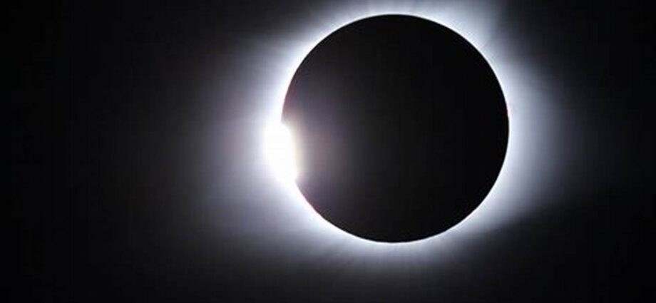 Eclisse totale di Sole dell'8 aprile: seguilo in diretta dal nostro