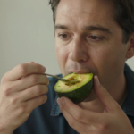 Obesità: mangiare un avocado al giorno riduce il fattore di rischio cardiaco